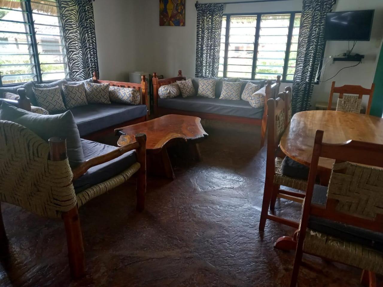 Malaika Holiday Villas 迪亚尼海滩 外观 照片